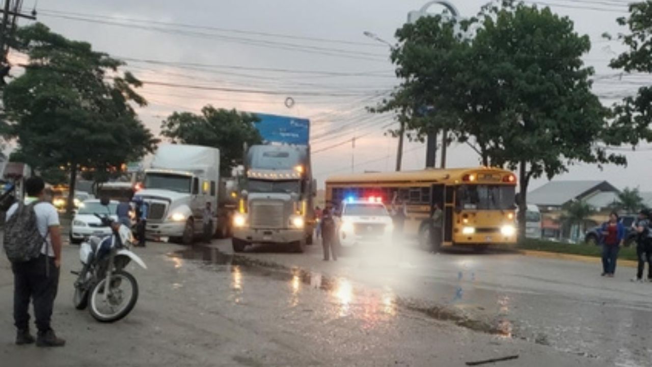 Hondureña esquivó camioneta, pero murió arrollada por bus en SPS Imagen principal de Hondureña esquivó camioneta, pero murió arrollada por bus en SPS