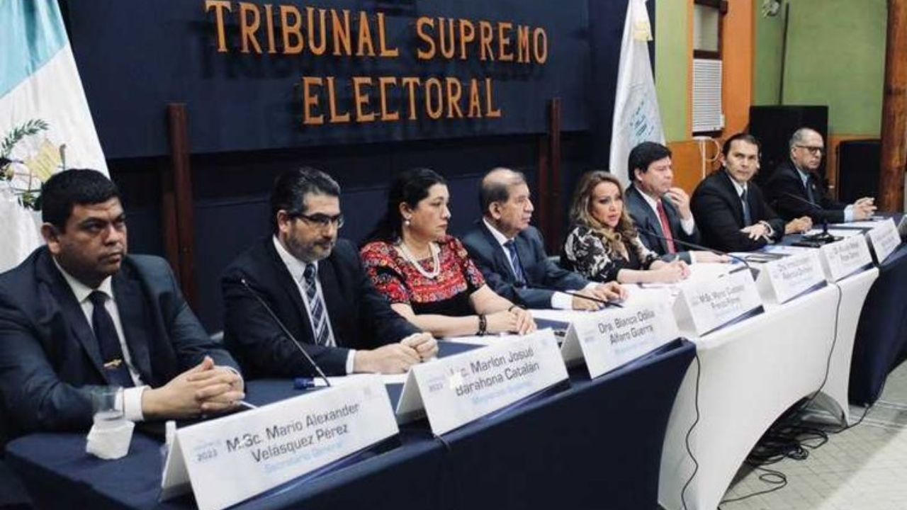 Imagen de Tres magistrados electorales despojados de su inmunidad salen de Guatemala