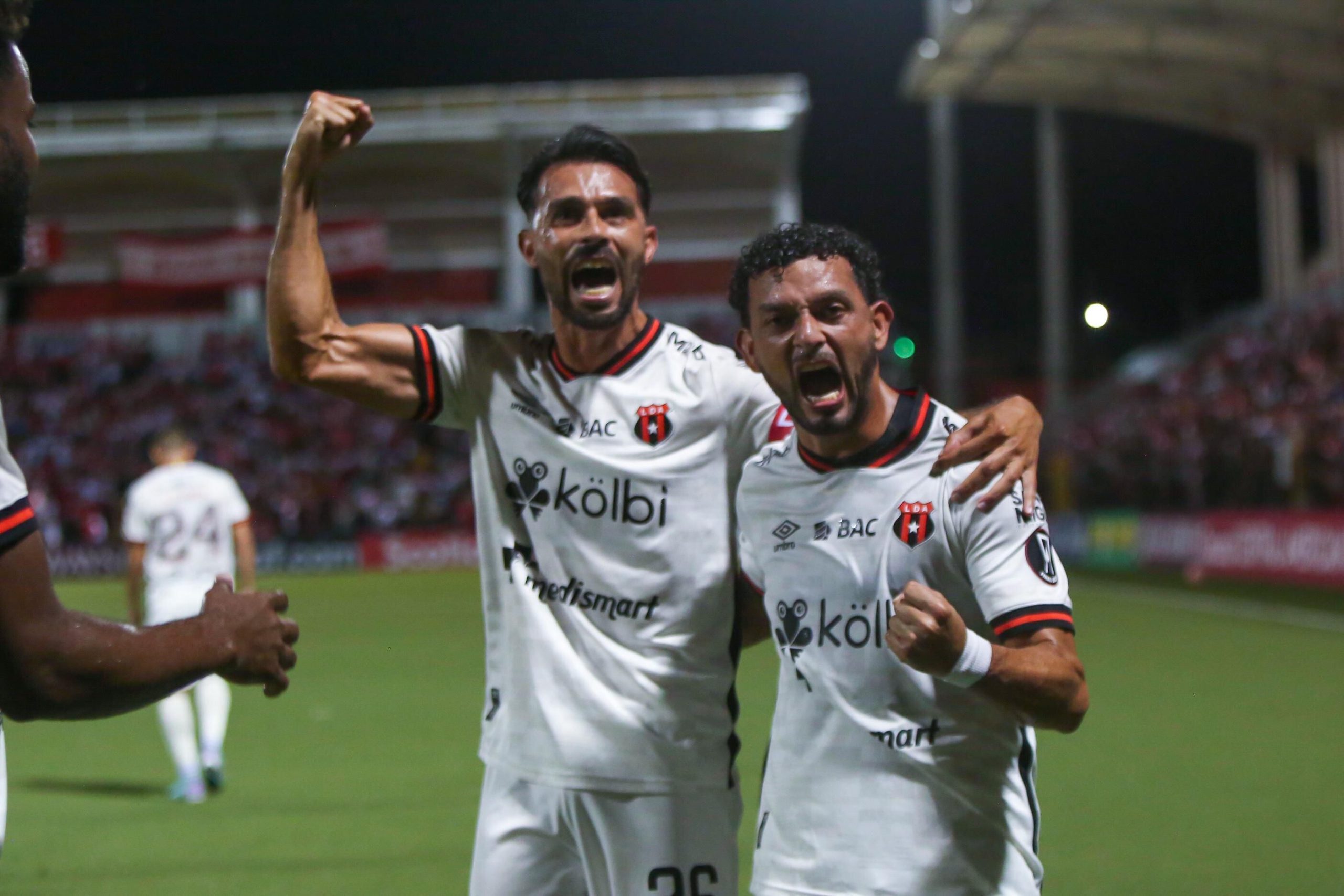 Alajuelense ganó 0 a 3 la final de ida con goles de Joshua Navarro, Michael Barrantes y Freddy Gondola. Foto: La Nación