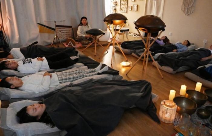 Jóvenes trabajadores chinos combaten el estrés en centros de relajación