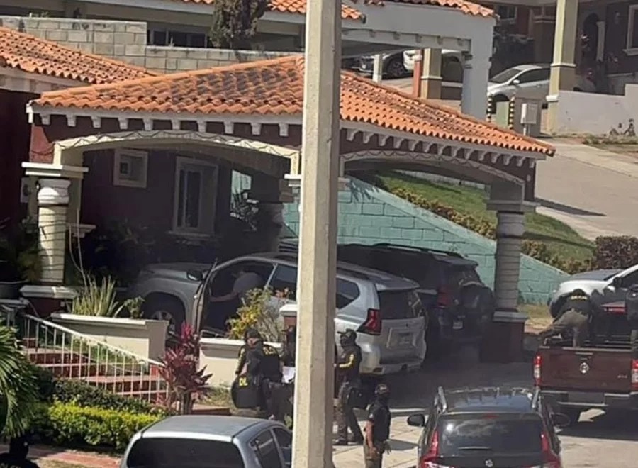 Una de las viviendas en la residencial El Sauce allanadas este sábado por agentes de la DLCN. Foto: Cortesía