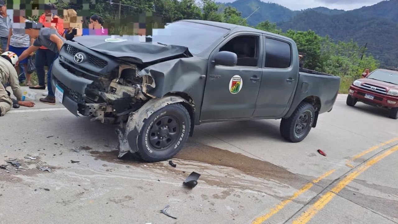 Menores hondureños resultan fracturados tras colisionar su moto contra patrulla militar