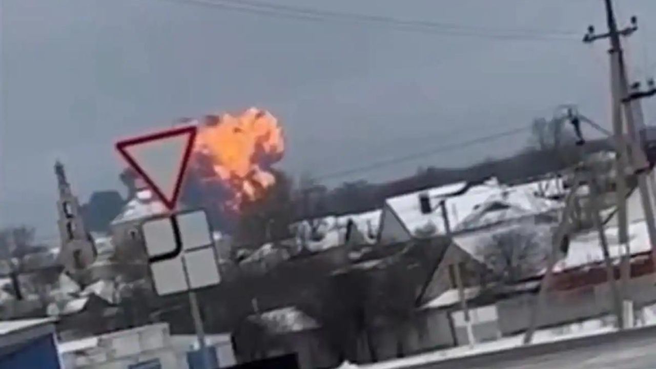VIDEO: Avión ruso con 65 prisioneros ucranianos se estrella sin dejar supervivientes
