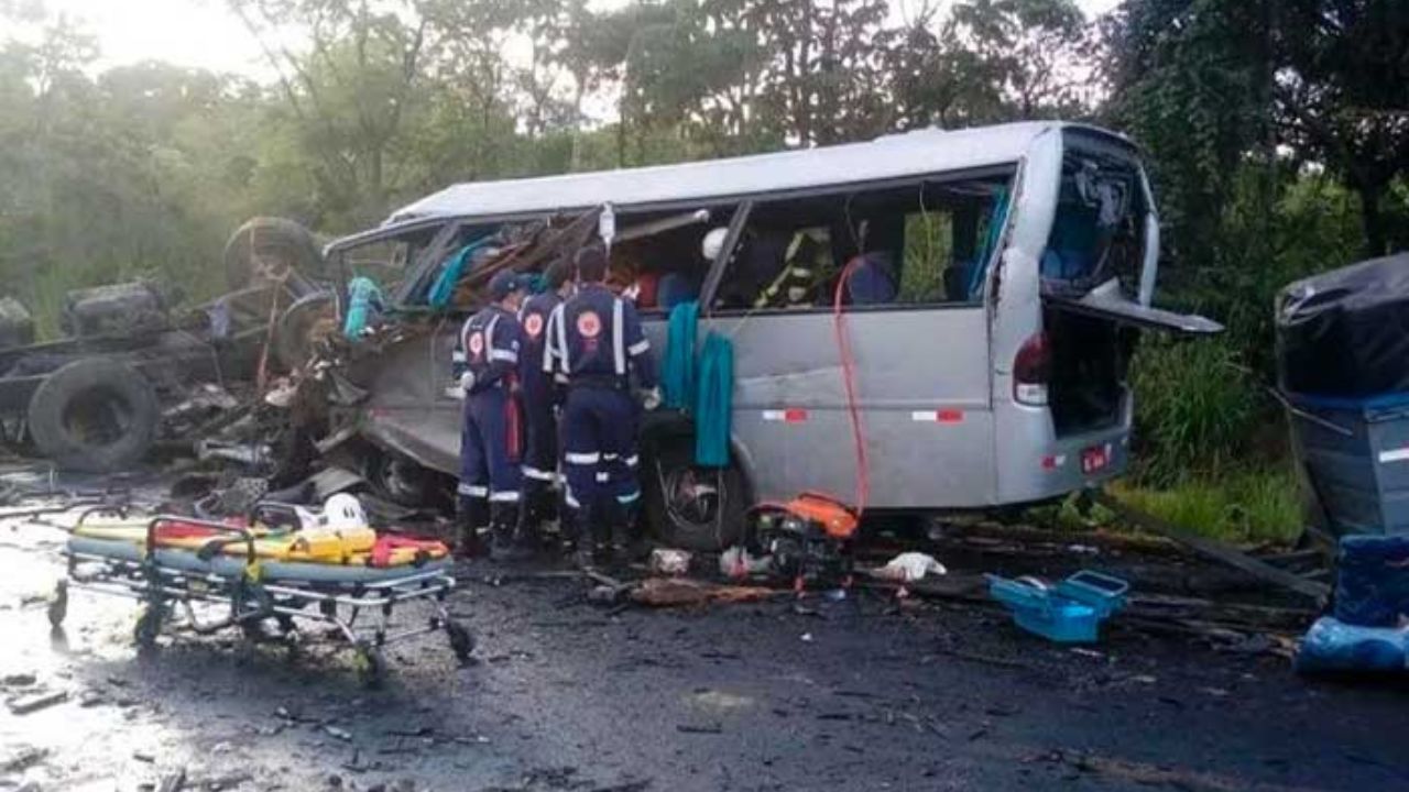25 muertos deja choque entre bus y camión en Bahía, en el noreste de Brasil
