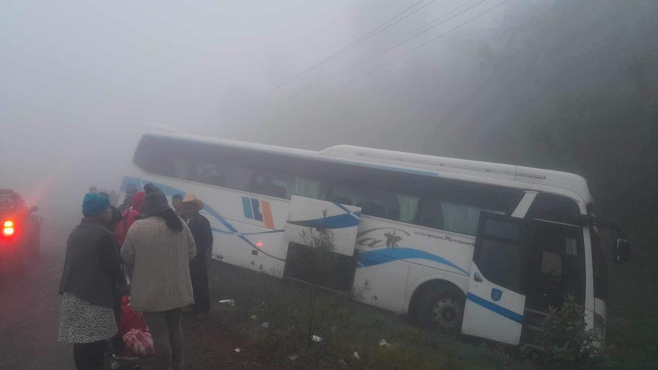 Por la neblina, bus lleno de pasajeros se salió de la carretera en La Paz