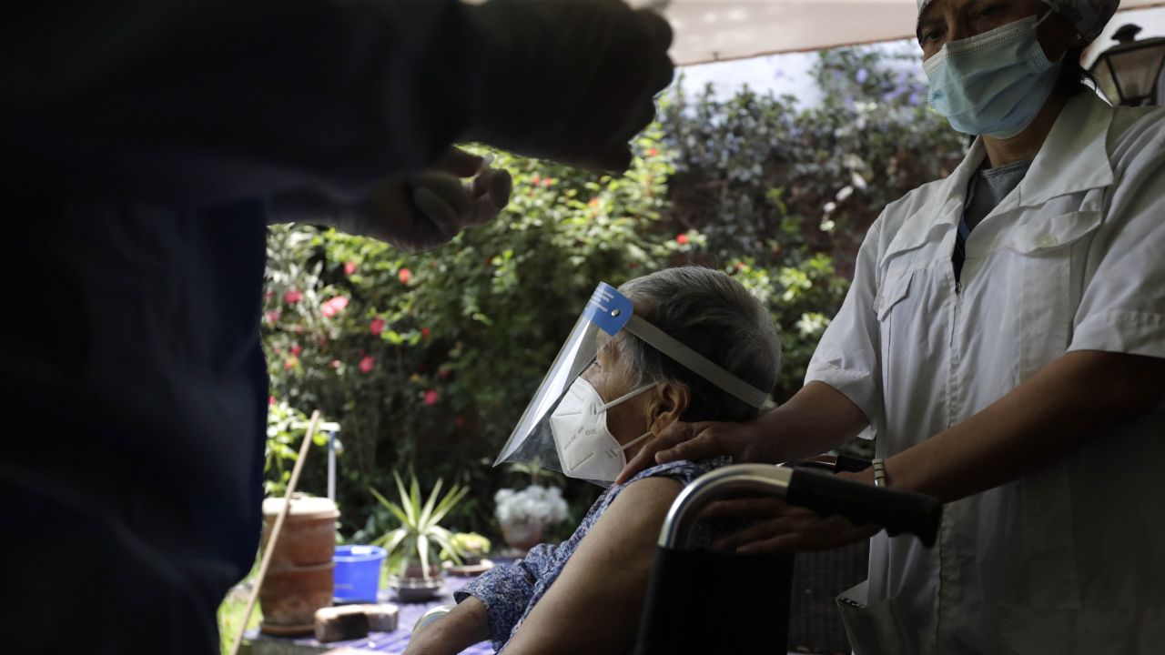 Perú suma 15 fallecidos por covid-19 en lo que va del año, informa el ministro de Salud