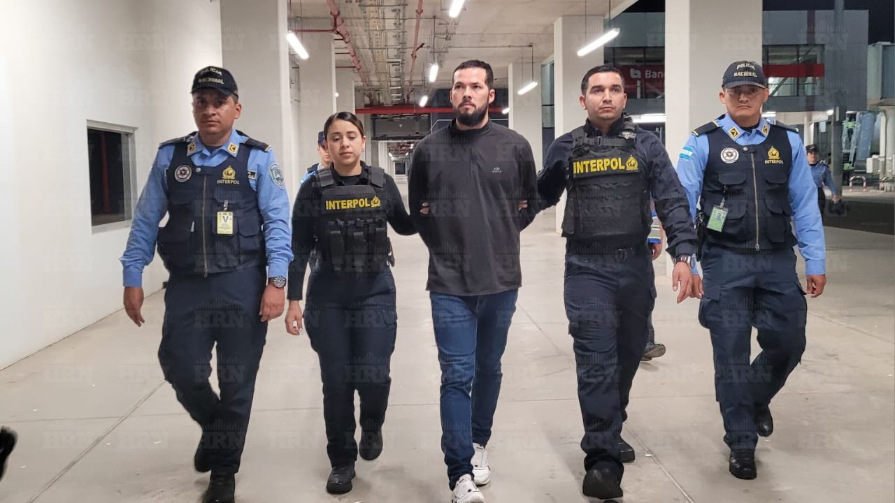 Hondureño es extraditado desde España; lo acusan de matar a 4 personas, incluido un niño