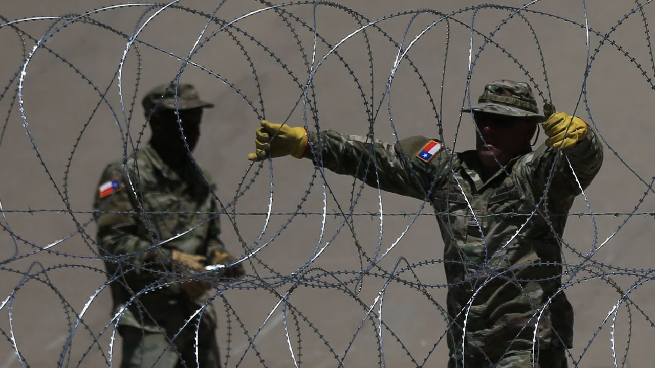 Supremo de EE. UU. avala retirar el alambre de púas que Texas colocó en la frontera con México