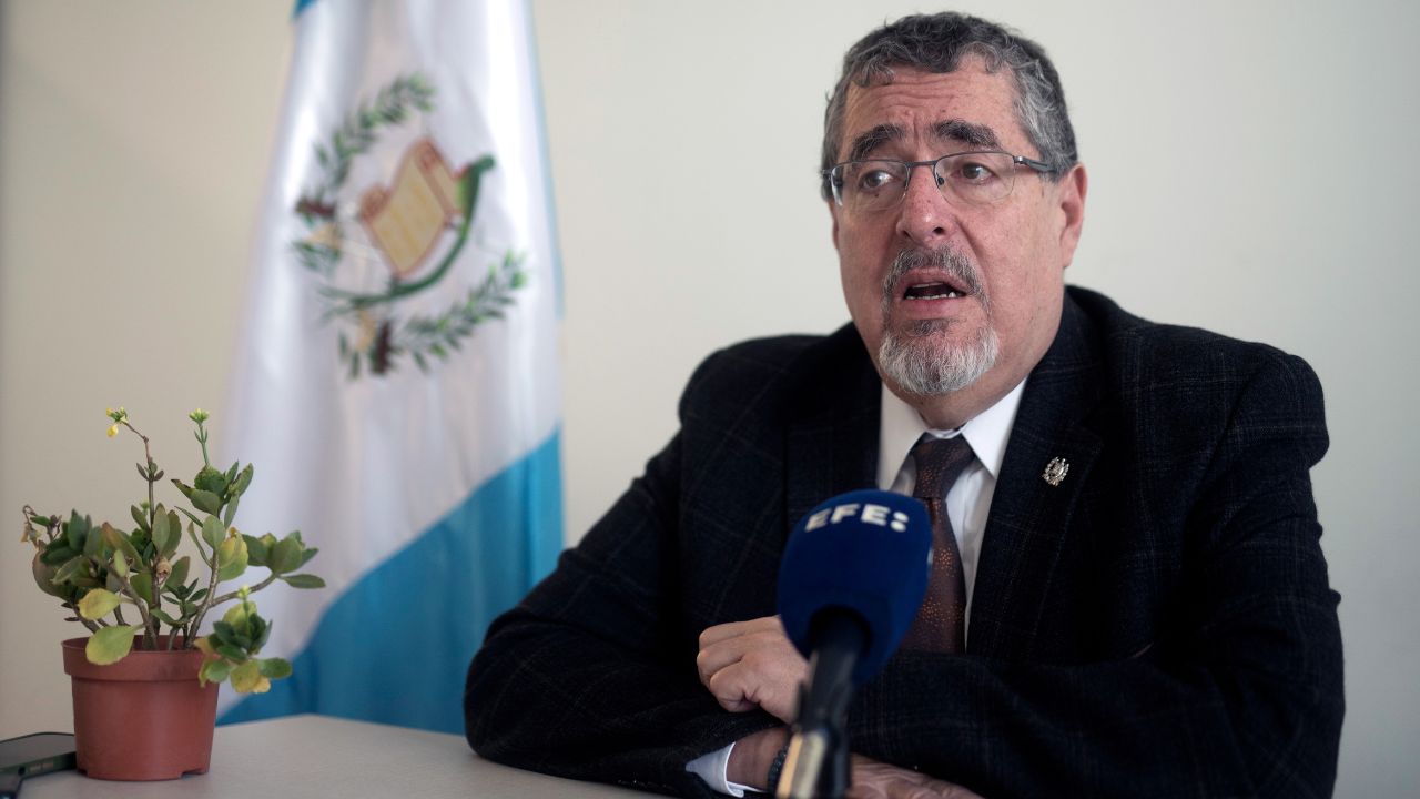 Presidente de Guatemala encuentra micrófonos en su despacho