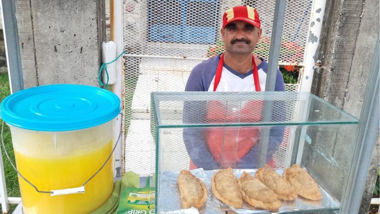 'No me quiero ir': pakistaní se gana la vida vendiendo pastelitos en La Ceiba