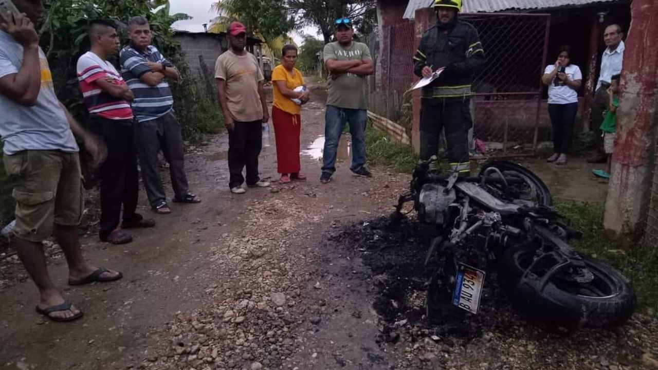 ¡Lamentable! Hondureño miró cómo su moto recién comprada tomó fuego