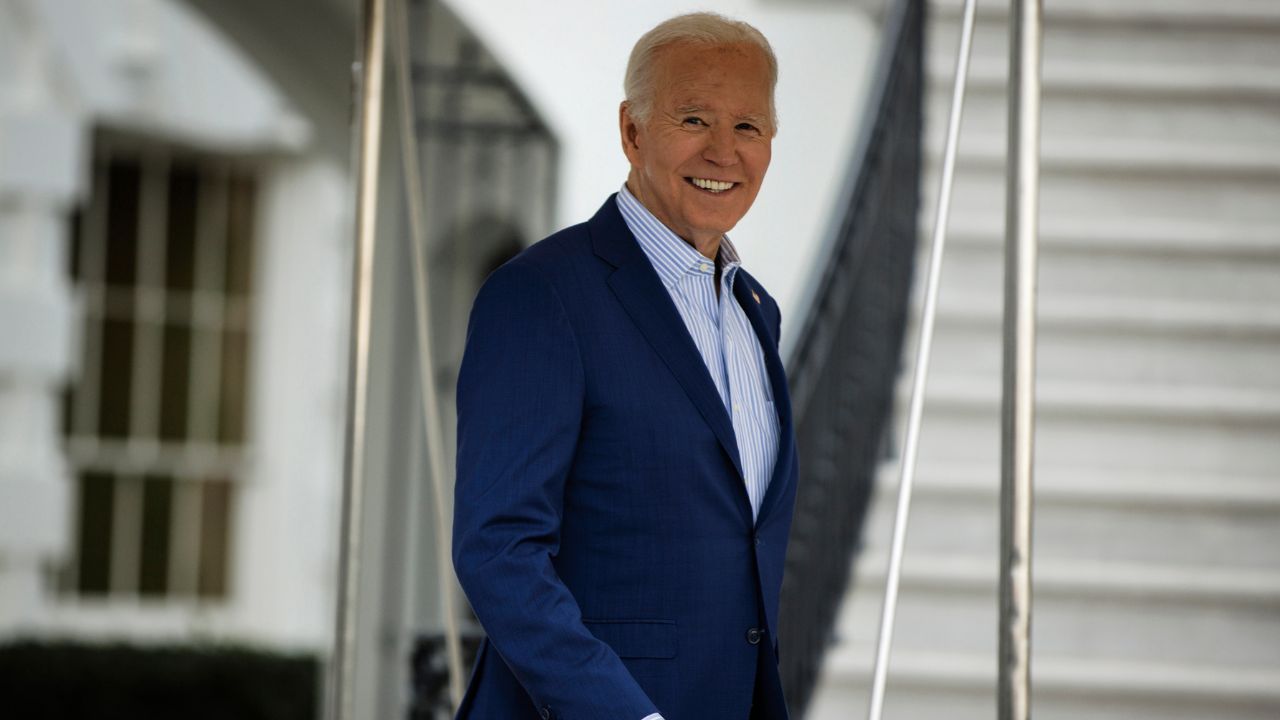 Biden defiende el poder de la fe durante un servicio en una iglesia de Carolina del Sur