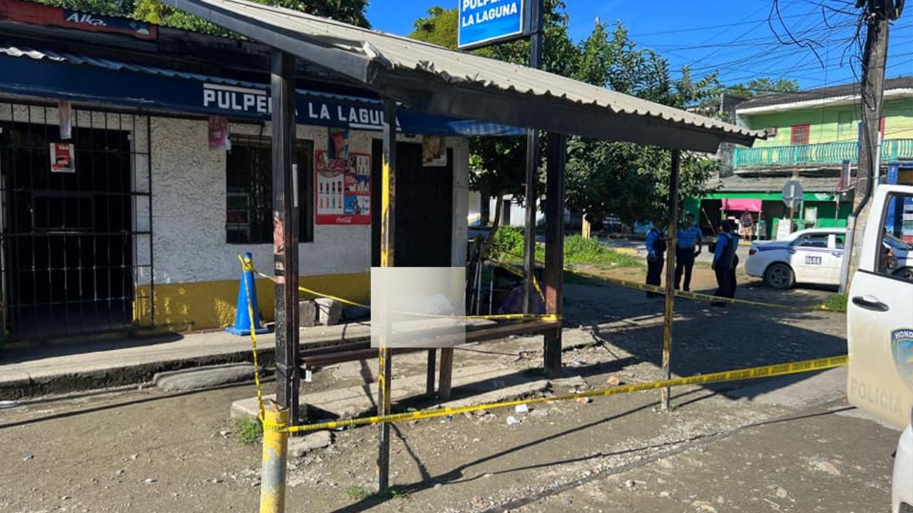 Hondureño aparece muerto frente a una pulpería en Puerto Cortés