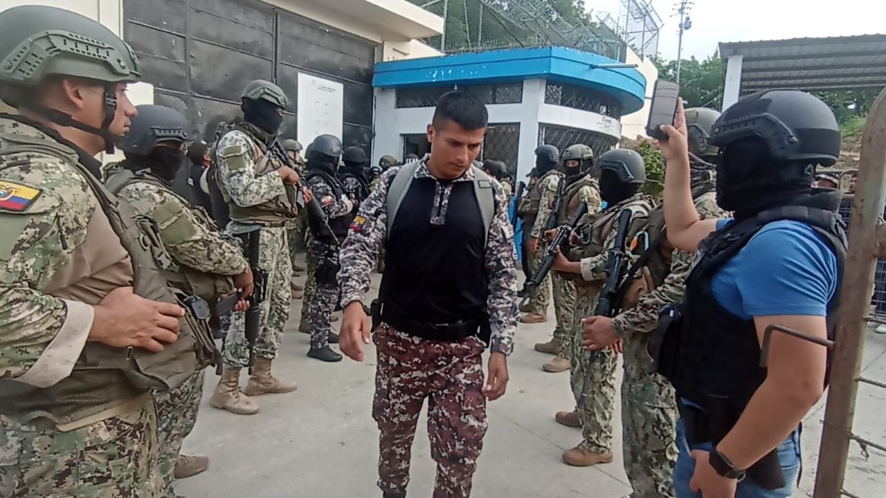 Liberan a 41 funcionarios de prisiones y 136 siguen de rehenes en cárceles de Ecuador