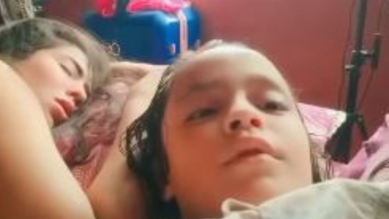 'Mi mamá está borracha', niña la expone con su maestra por no poder ir a clases