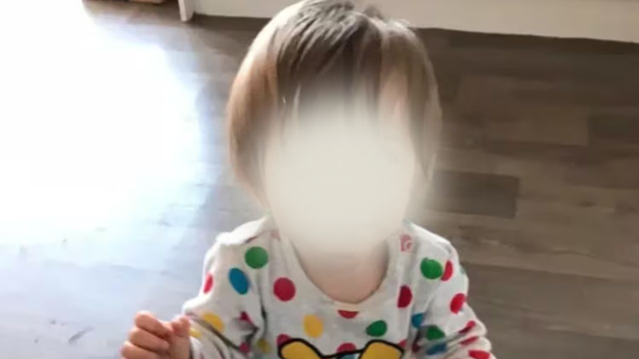 Niño de 2 años murió de hambre al quedarse junto al cadáver de su padre