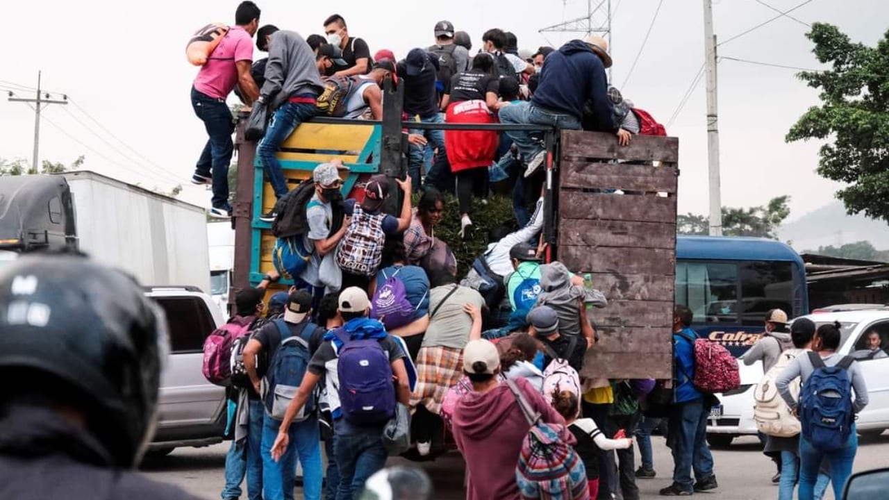 Así inició la masiva salida de hondureños en caravanas hacia EE. UU.