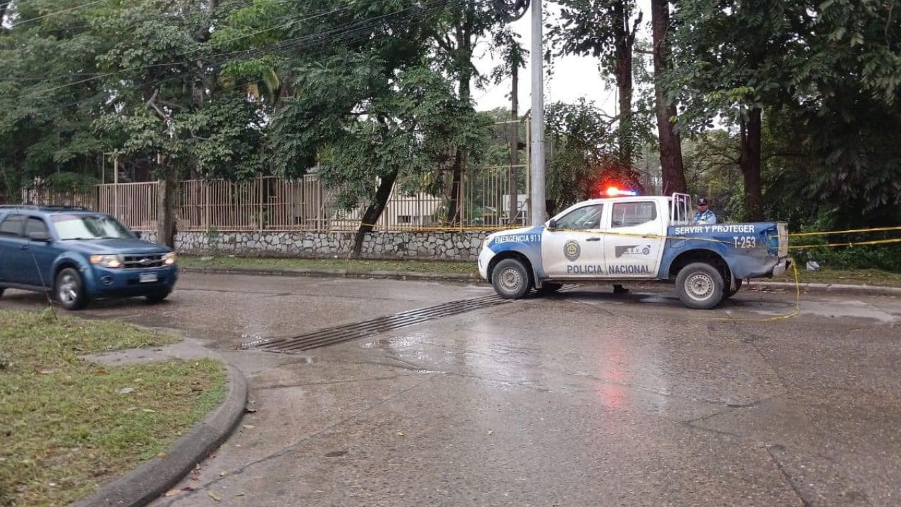 Joven motociclista muere al chocar contra árbol en San Pedro Sula