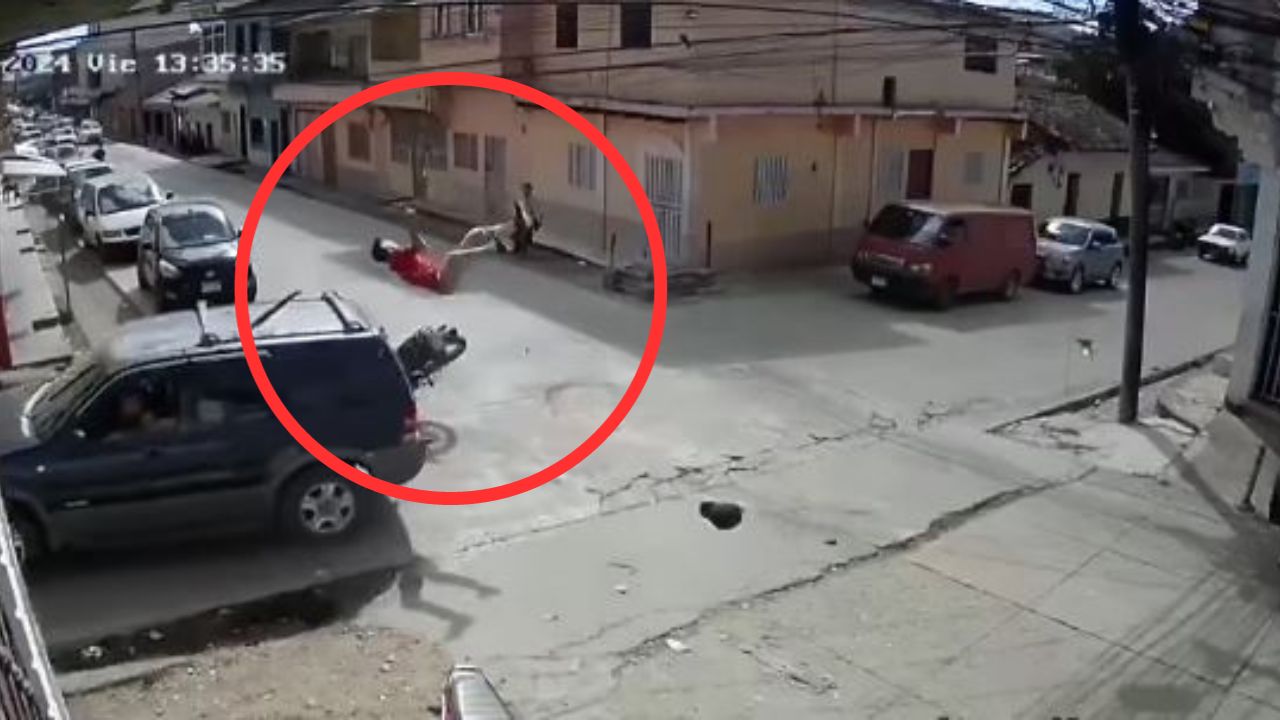 Impactante video: motociclista hondureño 'sale volando' tras colisionar con camioneta