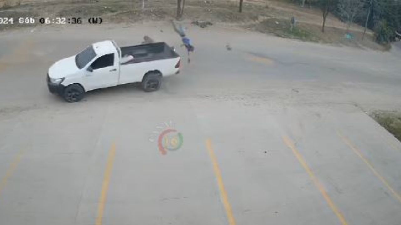 VIDEO: Motociclista hondureño sale volando al impactar contra auto