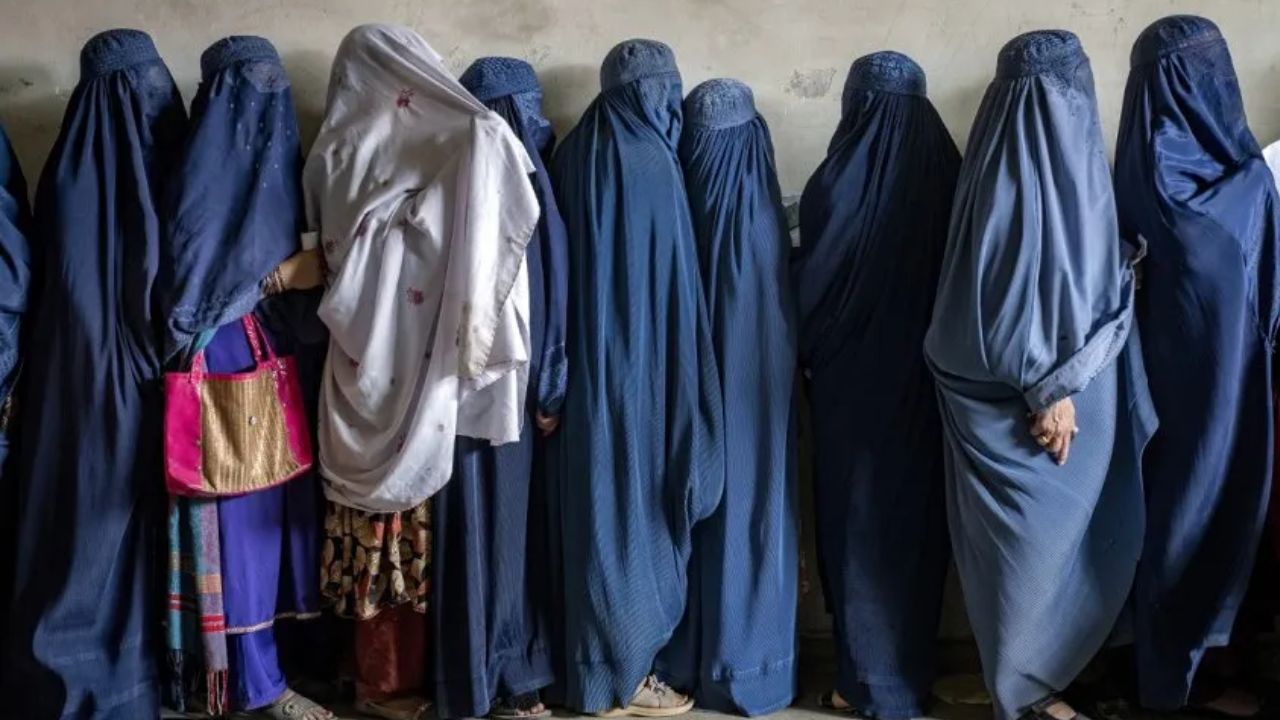 ONU denuncia el arresto masivo de mujeres en Afganistán por infringir código de vestimenta