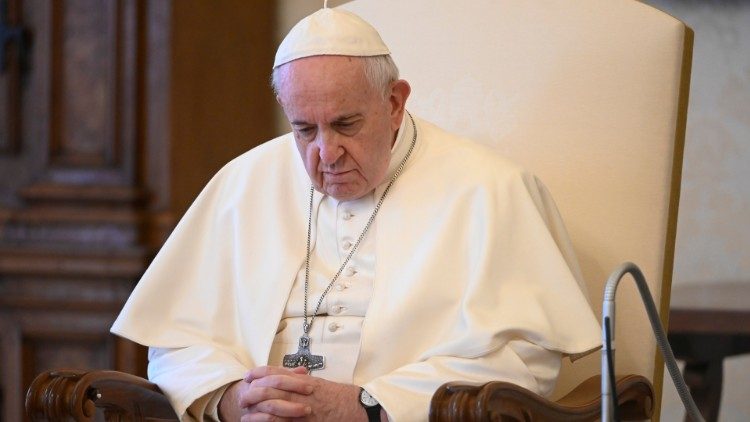 El papa defiende la bendición a las 'personas' y no a la 'unión' de parejas homosexuales