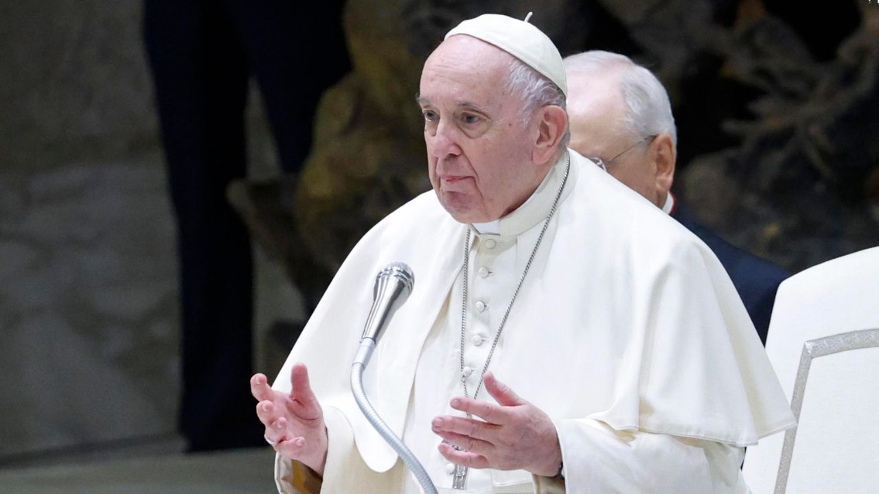 El papa defiende la bendición de parejas homosexuales y dice que no piensa en una renuncia