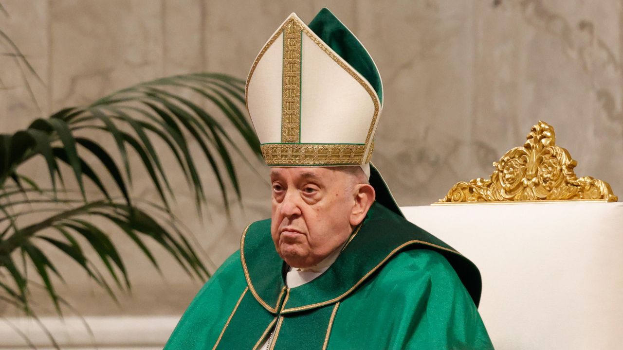 El papa pide 'escuchar el grito de paz' de las víctimas y parar 'el desastre de la guerra'