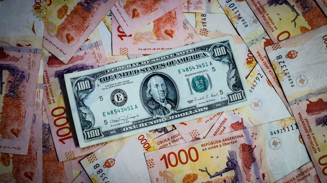 El precio del dólar informal en Argentina alcanza los 1,120 pesos y supera su techo