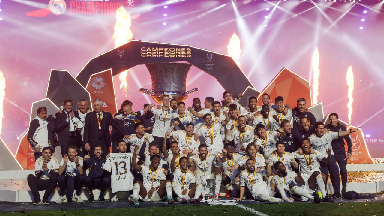 Real Madrid se impone contra el Barcelona y logra su decimotercera Supercopa