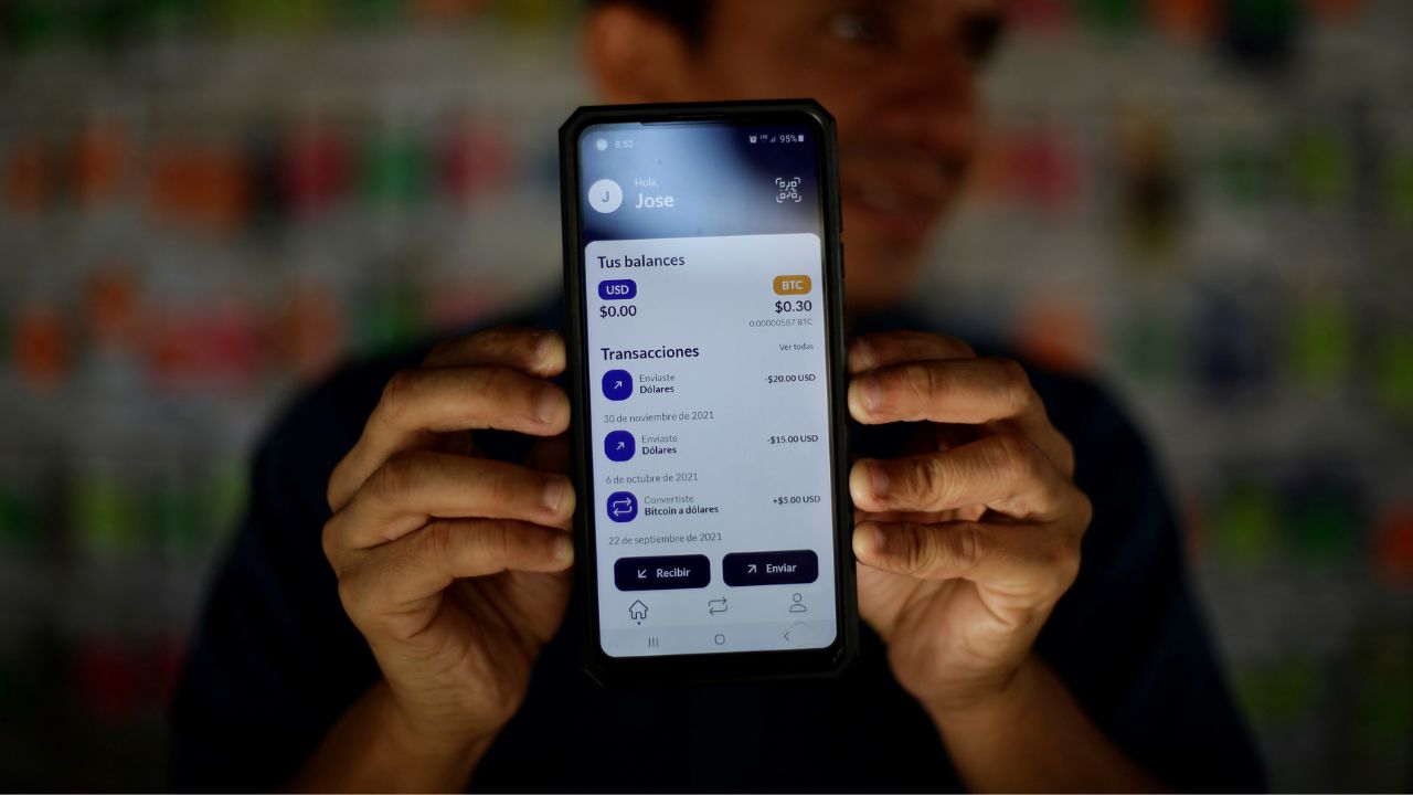 Remesas con billeteras de criptomonedas cayeron un 34.5 % en El Salvador en 2023