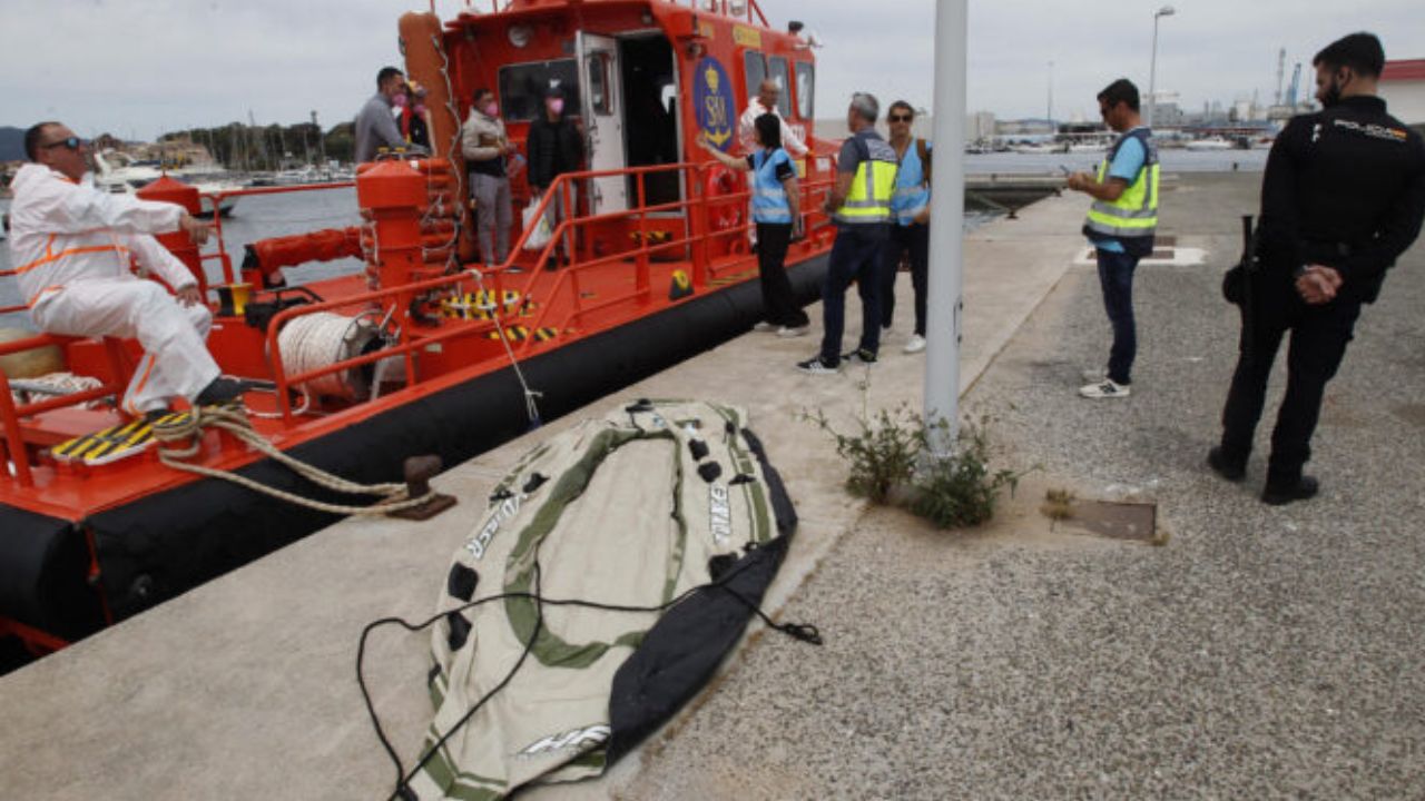 Rescatan a cuatro migrantes de dos embarcaciones de juguete tratando de llegar a España