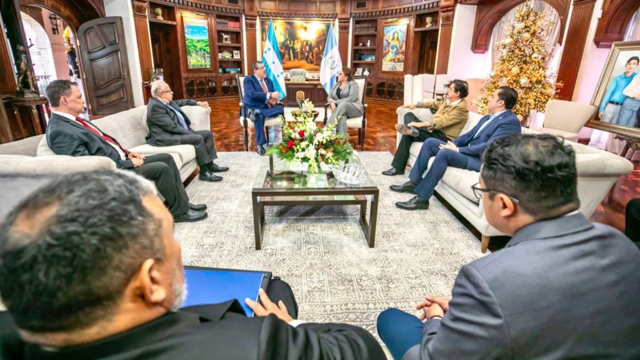 'Vemos con optimismo las relaciones bilaterales', Bernardo Arévalo tras reunión con Castro