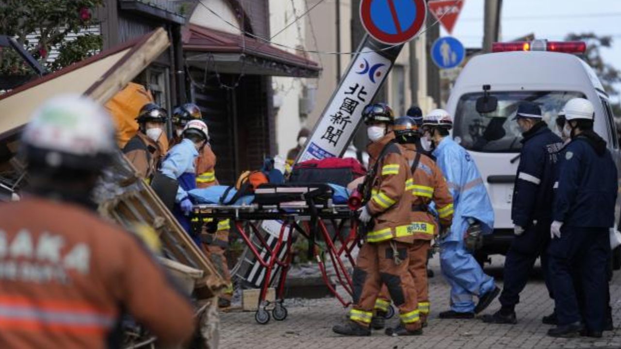 Sismo de 5.3 vuelve a sacudir el centro de Japón mientras siguen las tareas de rescate