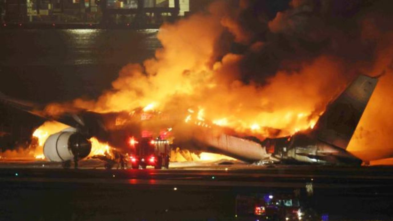 Confirman cinco muertos tras el choque de dos aviones en Tokio