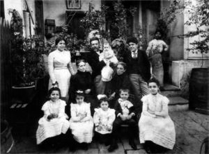 Familia de Alfonso Caso: sus padres y hermanos. Foto: Elsevier