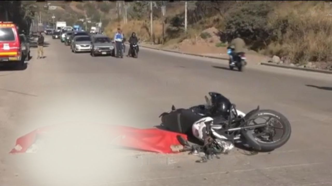 Motociclista hondureño muere al estrellarse contra camión en carretera a Olancho