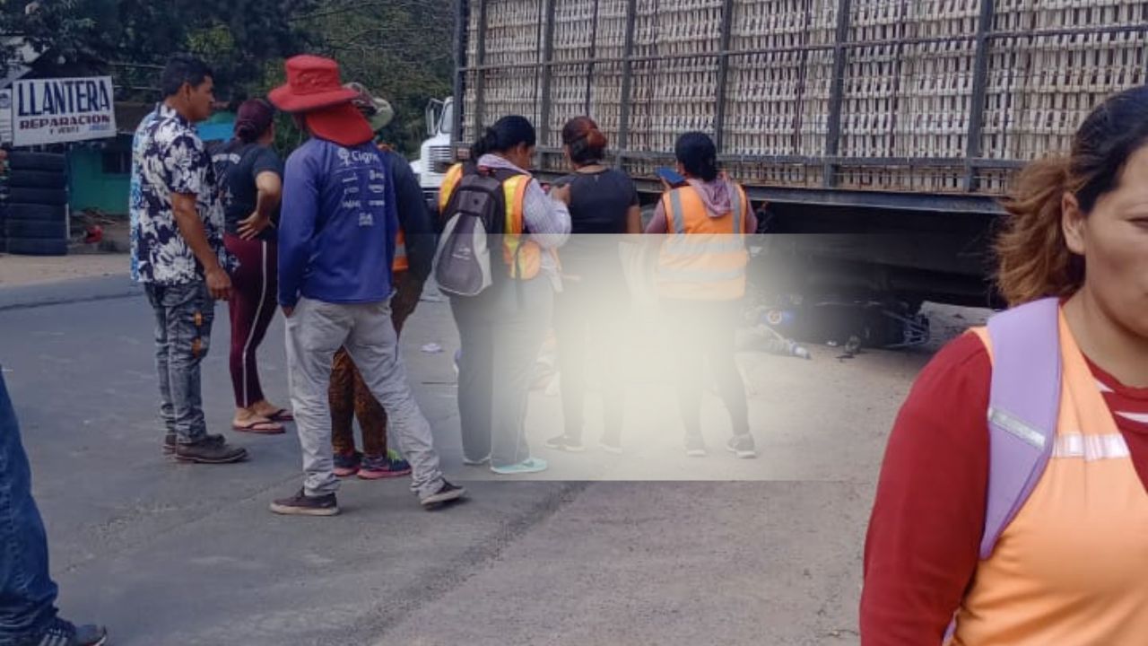 Pareja en moto muere al impactar contra camión, regresaban de comprar pañales