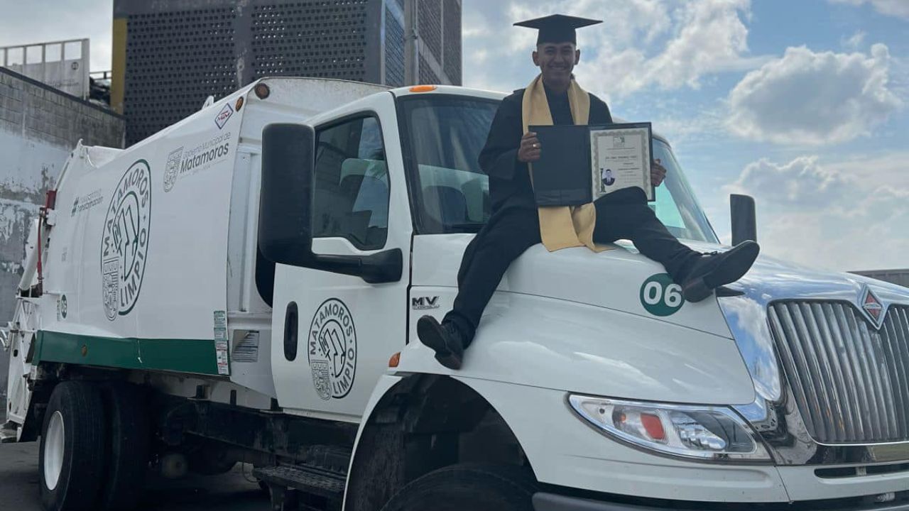 Joven que trabajaba como recolector de basura se gradúa de abogado; lo celebra sobre el camión
