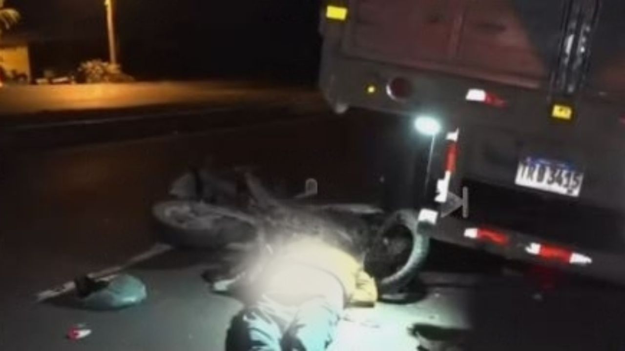 'Escuchamos el golpe', motociclista murió al impactar con rastra estacionada en la CA-5