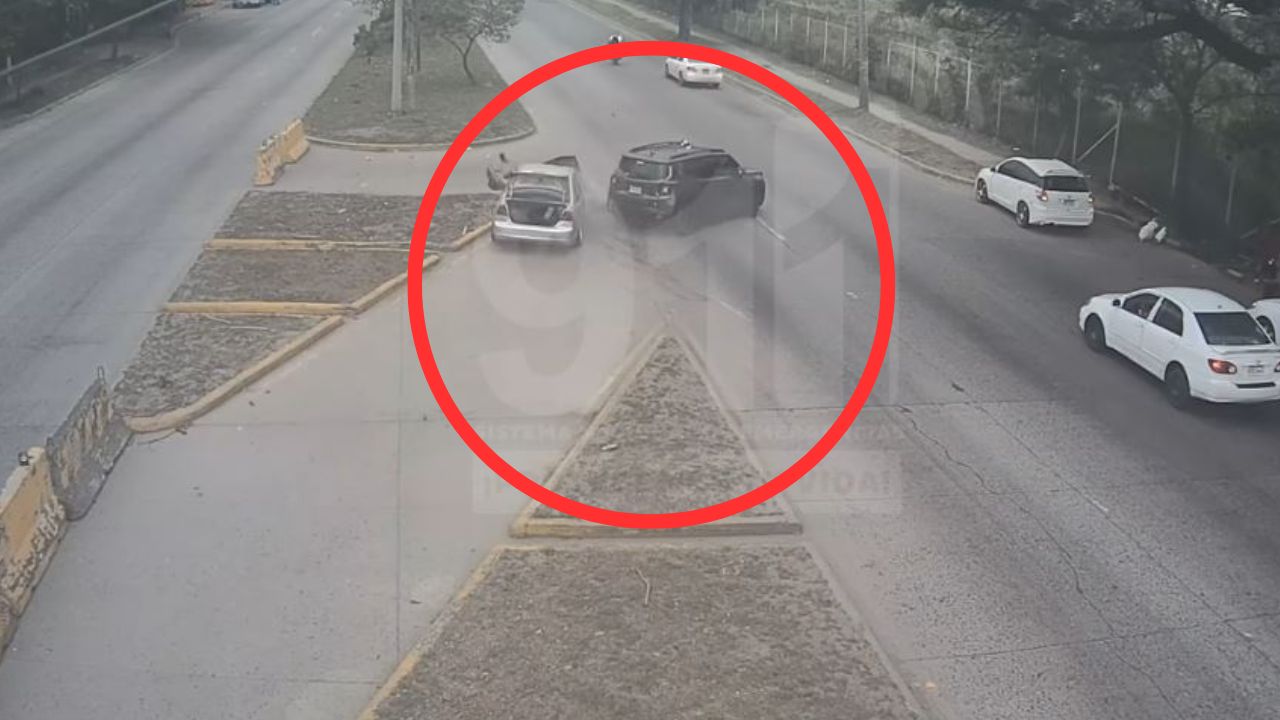 VIDEO: en viraje, dos vehículos chocan en San Pedro Sula