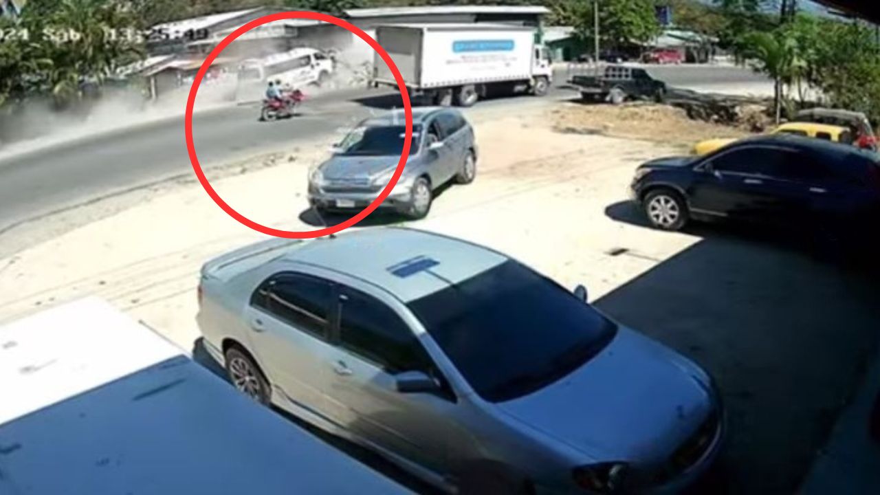 VIDEO: conductor de microbús pierde el control e impacta contra tumulto de tierra