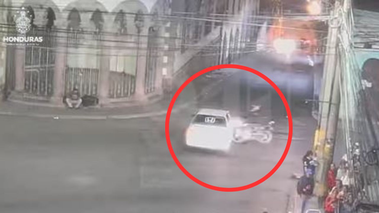 VIDEO: motociclista impacta contra un taxi en Tegucigalpa