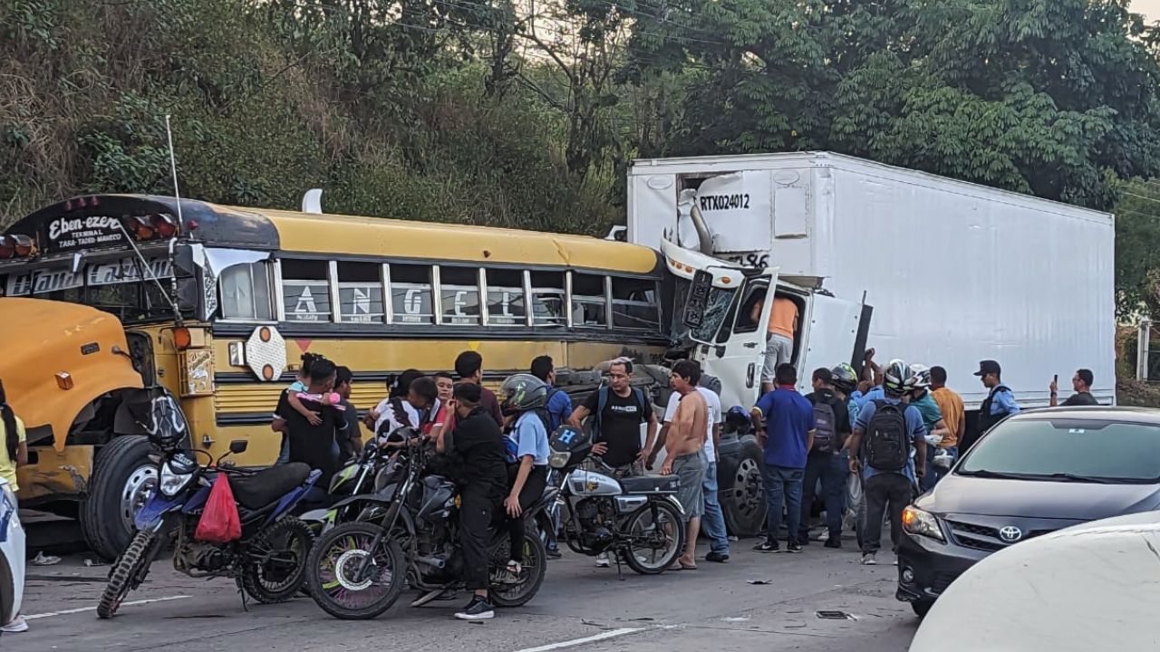 Aparatoso accidente entre una rastra y un bus deja varios lesionados en bulevard del sur, SPS