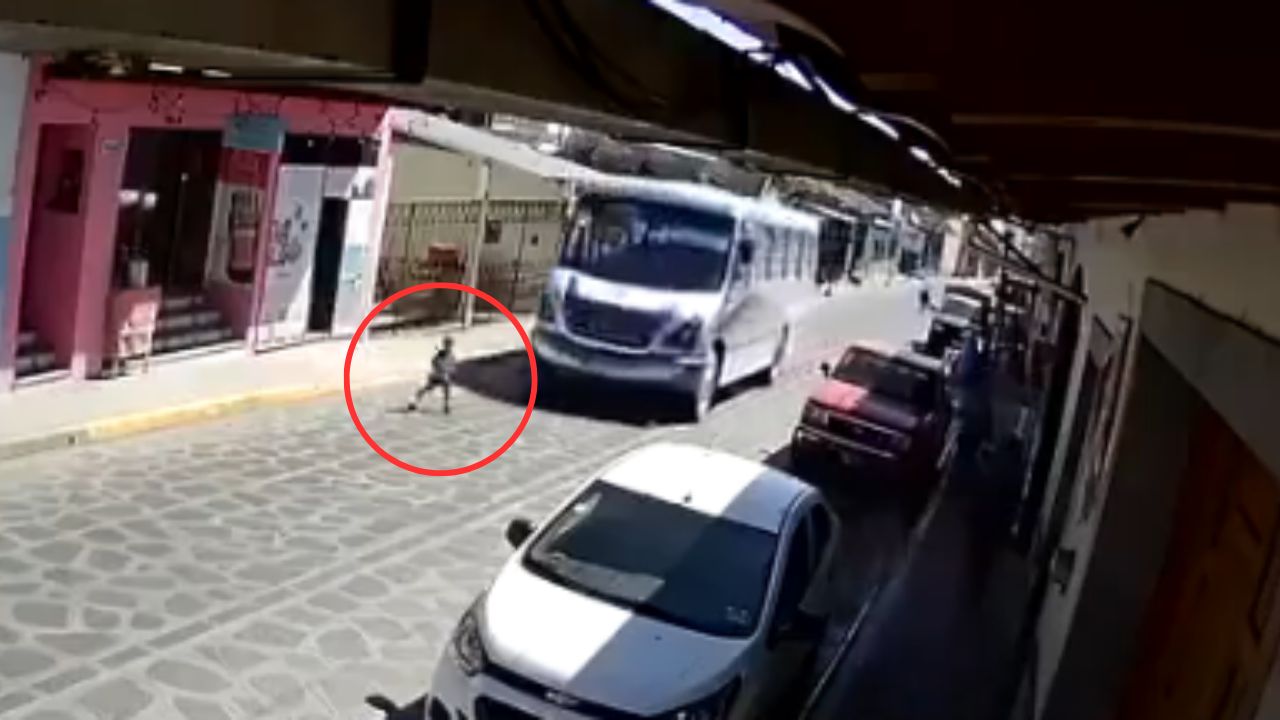 VÍDEO: Bus atropella a un niño, pero este sobrevive en México