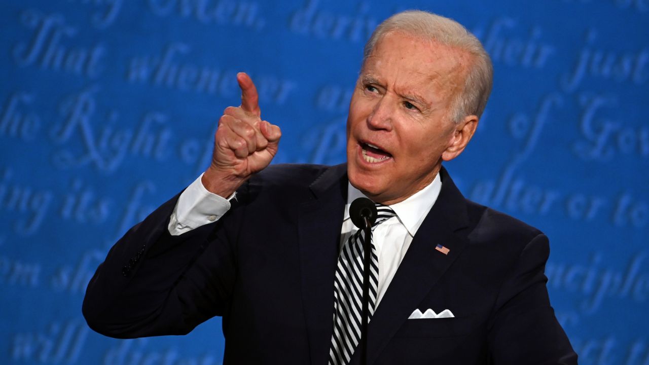 Biden afirma haber condonado deuda estudiantil de casi 4 millones de estadounidenses