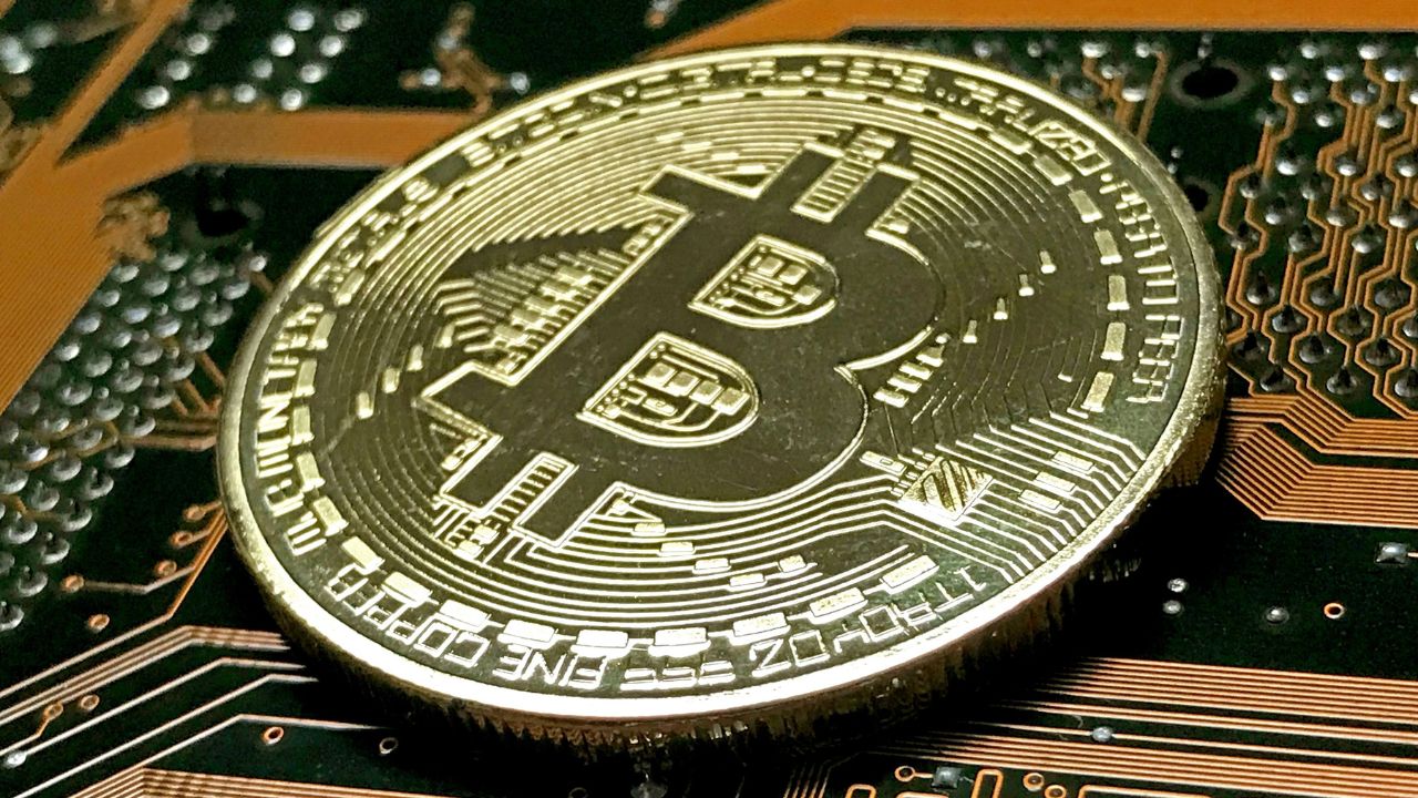 El bitcóin toca los $ 64,000 y sigue en los niveles de noviembre de 2021