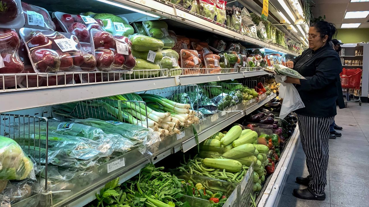 Canasta básica de alimentos para un hogar venezolano subió un 9.9 % en un año, según ONG