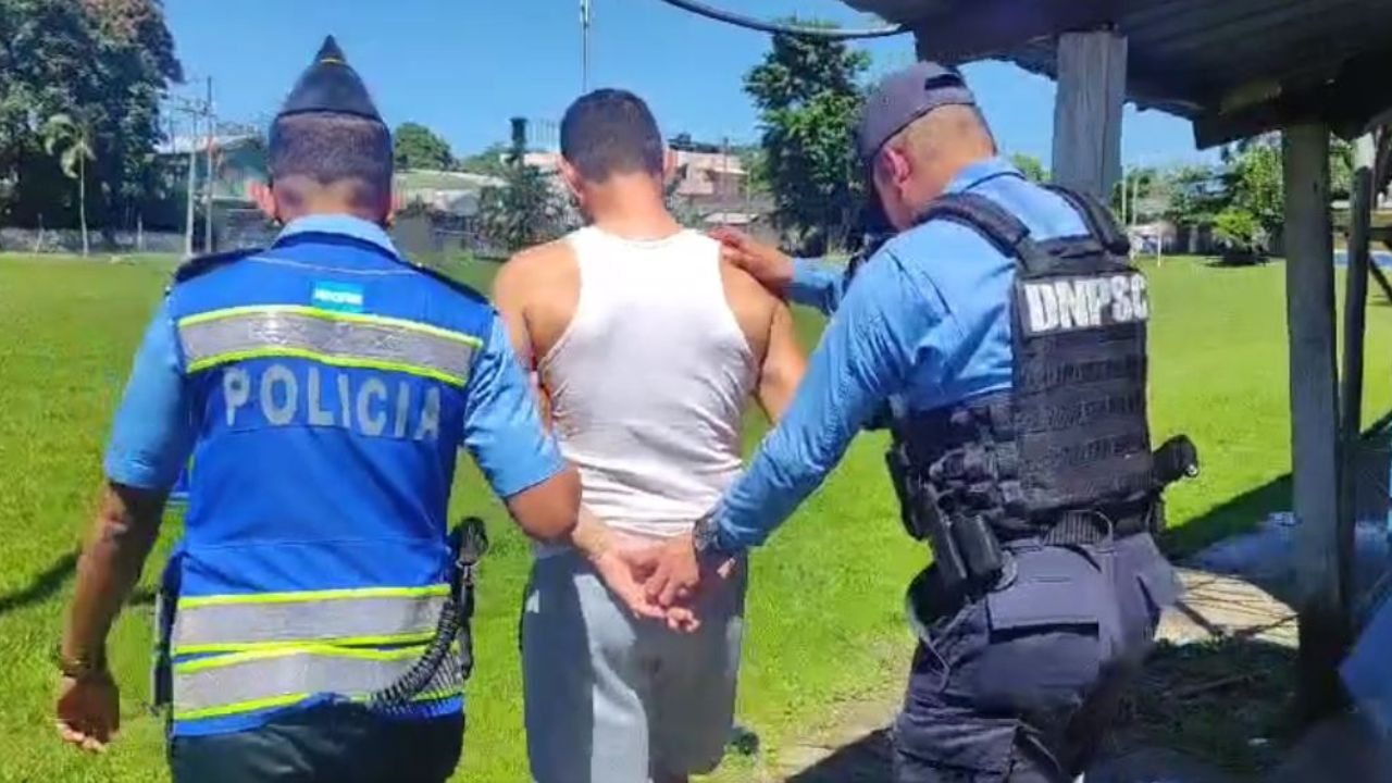 Conductor de bus escolar fue detenido por abuso contra hijastra en La Ceiba