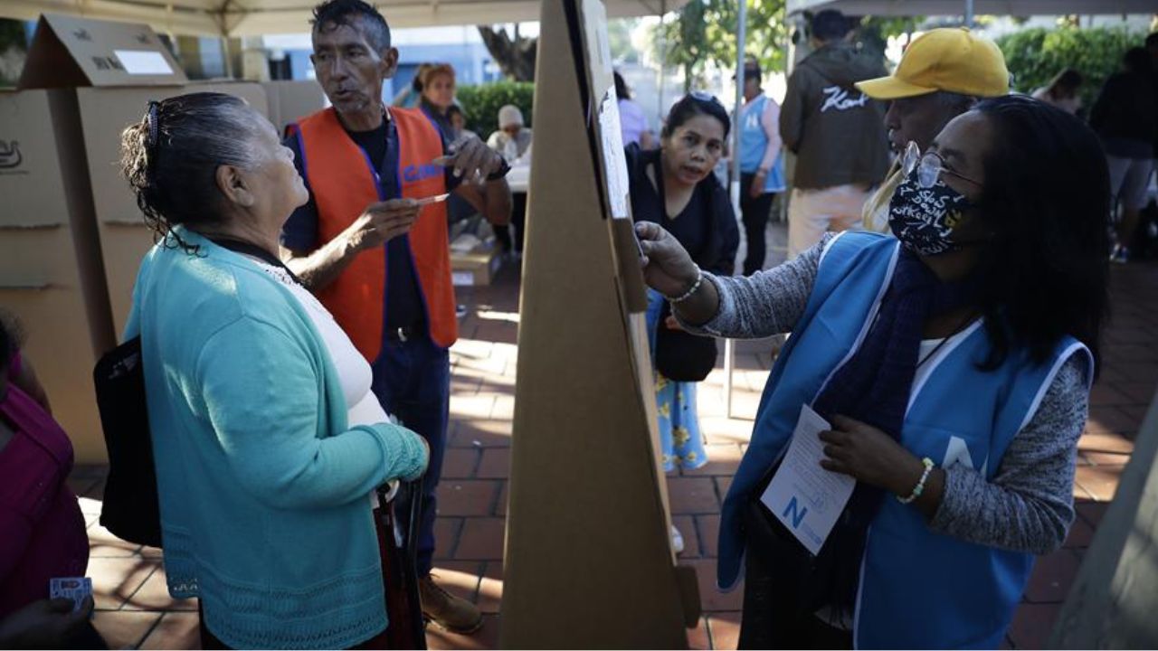 Partidos opositores salvadoreños denuncian 'anomalías' en las elecciones presidenciales
